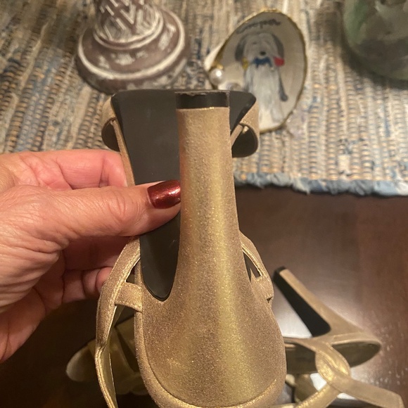 Gold dress high heels in excellent condition. - Picture 6 of 7